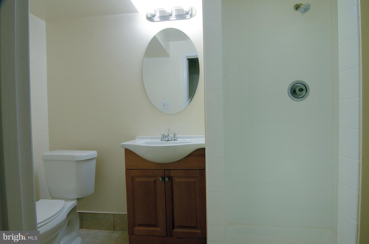 10334 Apple Ridge Road Gaithersburg, MD 20886 - Photo 13 of 18 a bathroom with a sink a toilet and a mirror