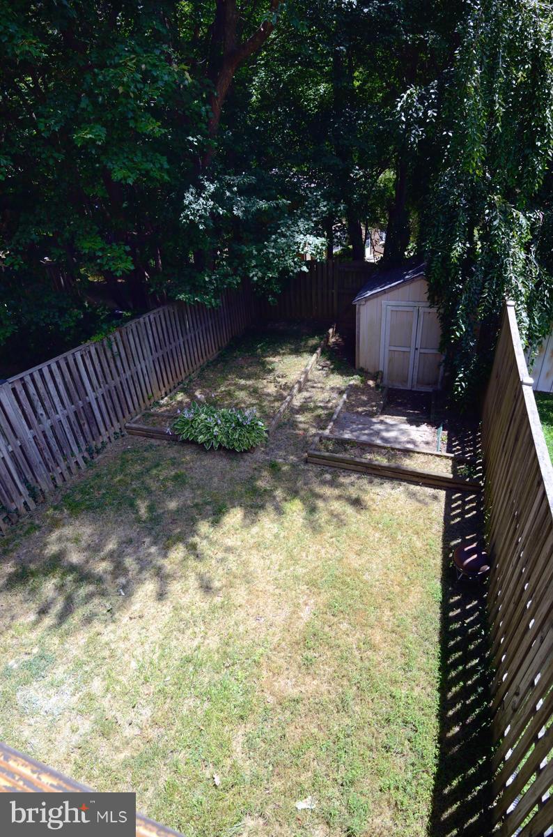 10334 Apple Ridge Road Gaithersburg, MD 20886 - Photo 17 of 18 a backyard of a house with lots of green space
