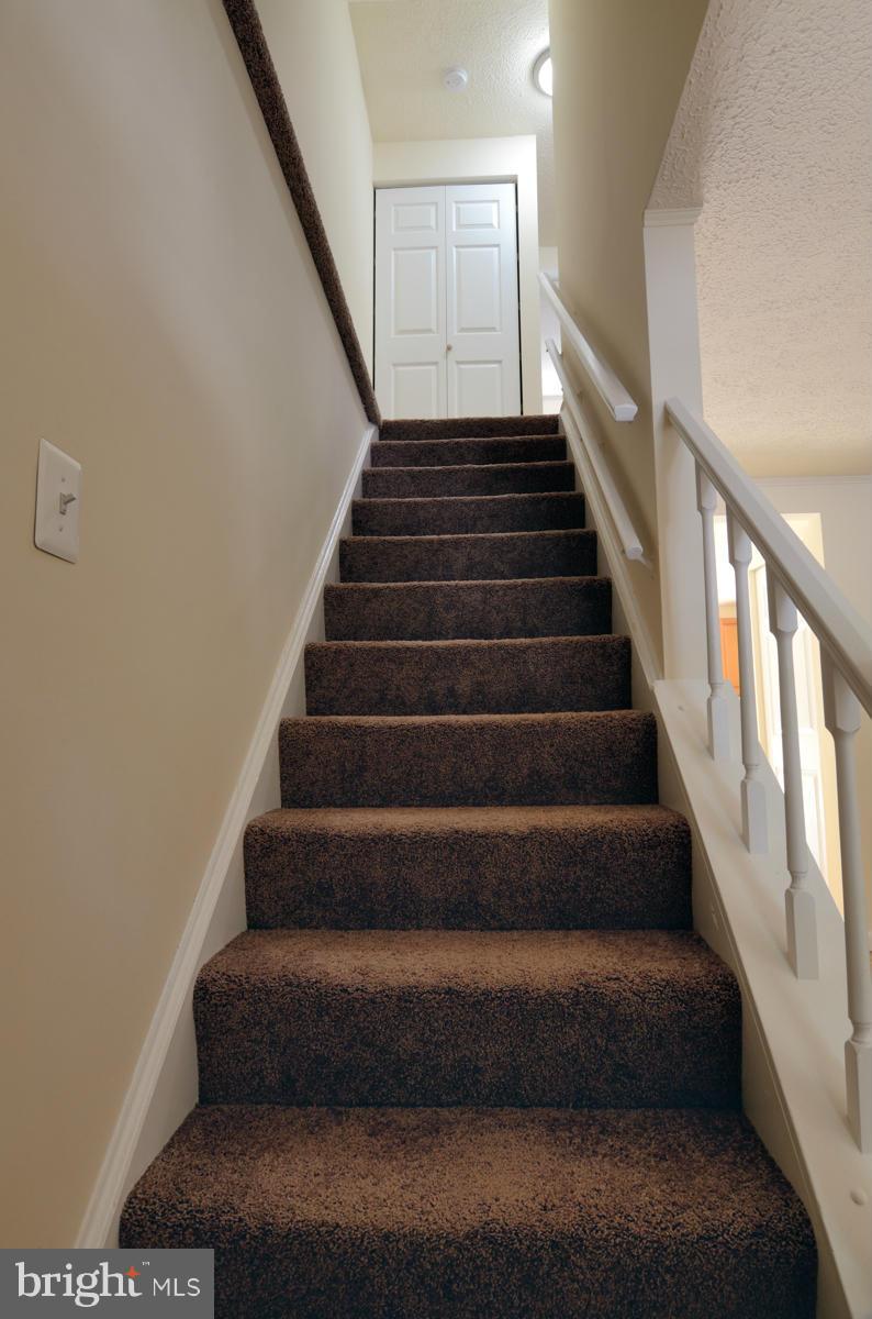 10334 Apple Ridge Road Gaithersburg, MD 20886 - Photo 6 of 18 a view of entryway