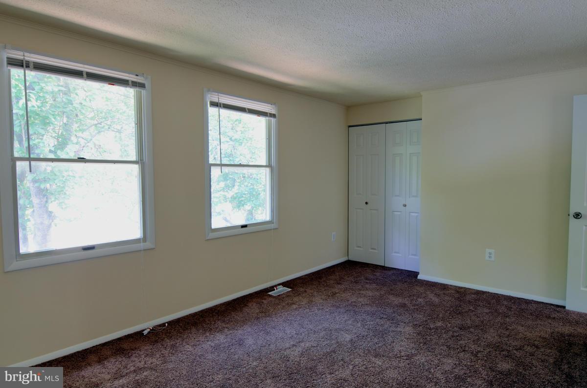 10334 Apple Ridge Road Gaithersburg, MD 20886 - Photo 7 of 18 an empty room with a window