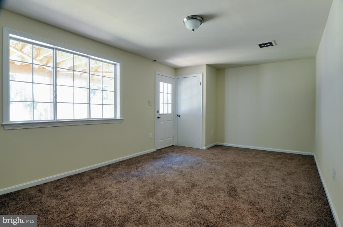 10334 Apple Ridge Road Gaithersburg, MD 20886 - Photo 8 of 18 an empty room with windows