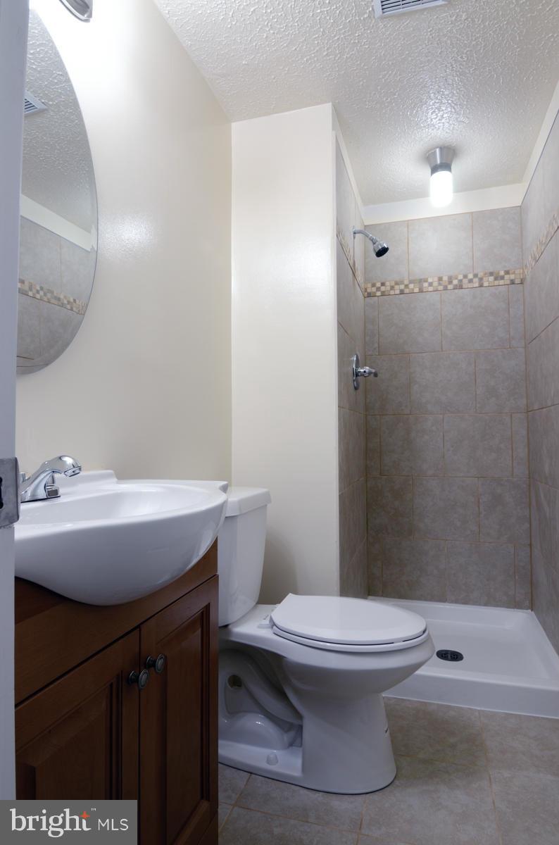 10334 Apple Ridge Road Gaithersburg, MD 20886 - Photo 10 of 18 a bathroom with a sink toilet and shower