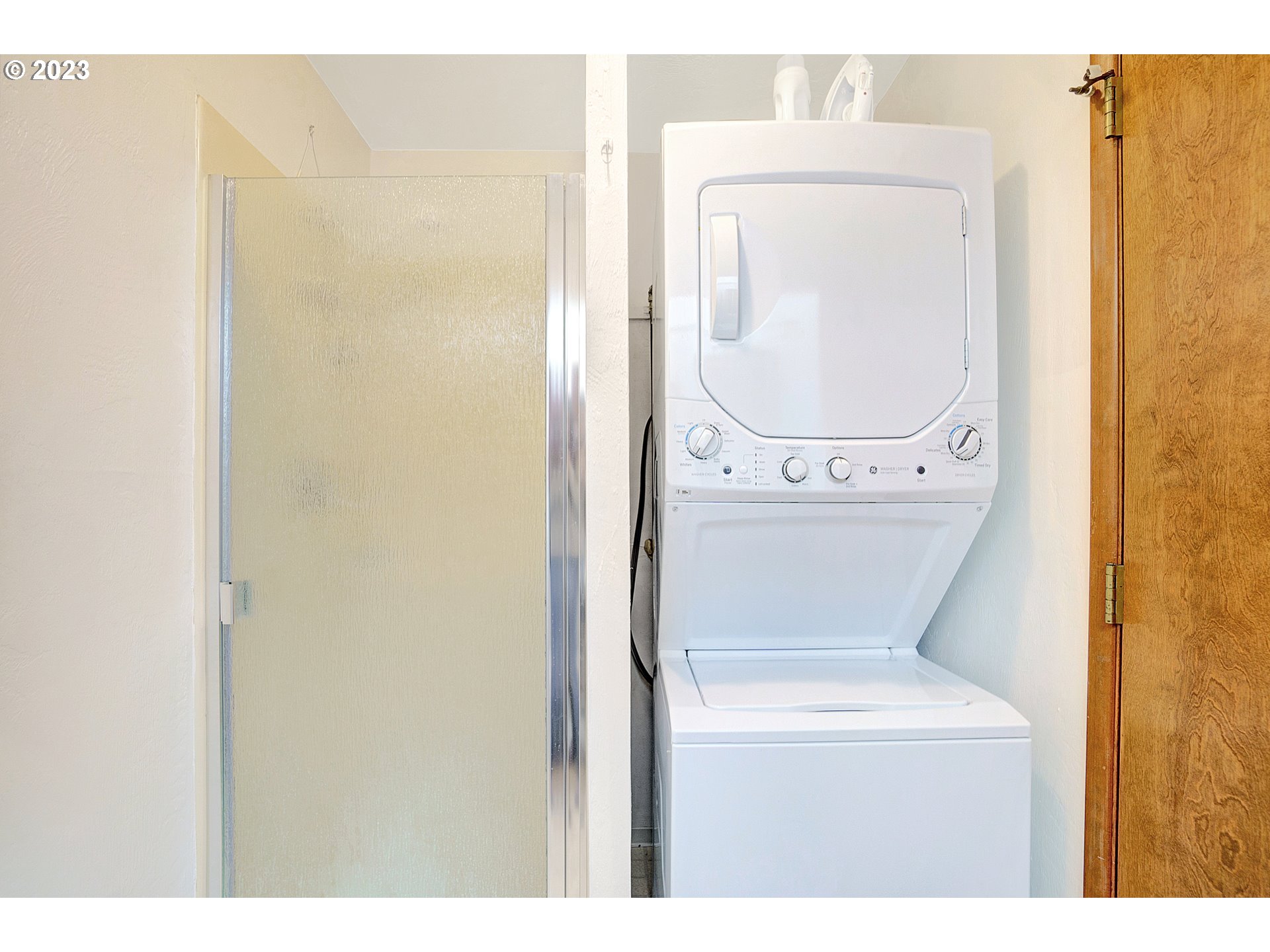 650 Harlow Road, Unit 132 Springfield, OR 97477 - Photo 11 of 36 a utility room with dryer and washer