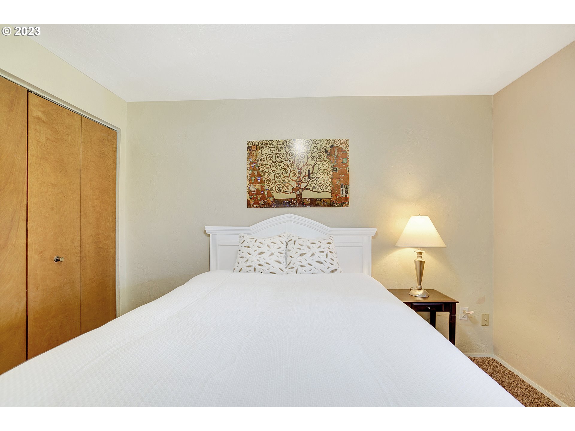 650 Harlow Road, Unit 132 Springfield, OR 97477 - Photo 19 of 36 a bedroom with a bed and a lamp