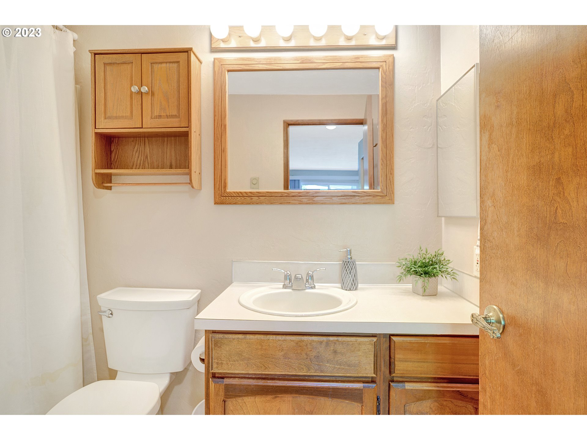 650 Harlow Road, Unit 132 Springfield, OR 97477 - Photo 21 of 36 a bathroom with a sink a mirror and a toilet