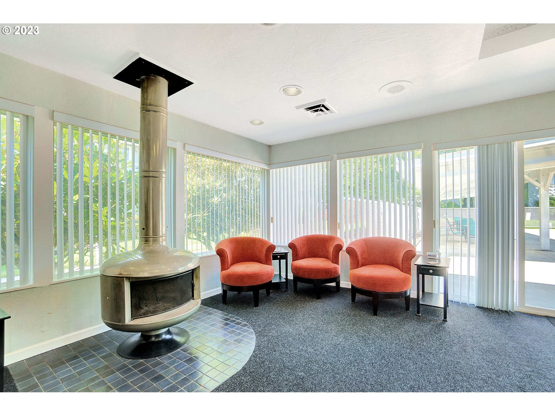 650 Harlow Road, Unit 132 Springfield, OR 97477 - Photo 23 of 36 a view of a livingroom with furniture and a large window