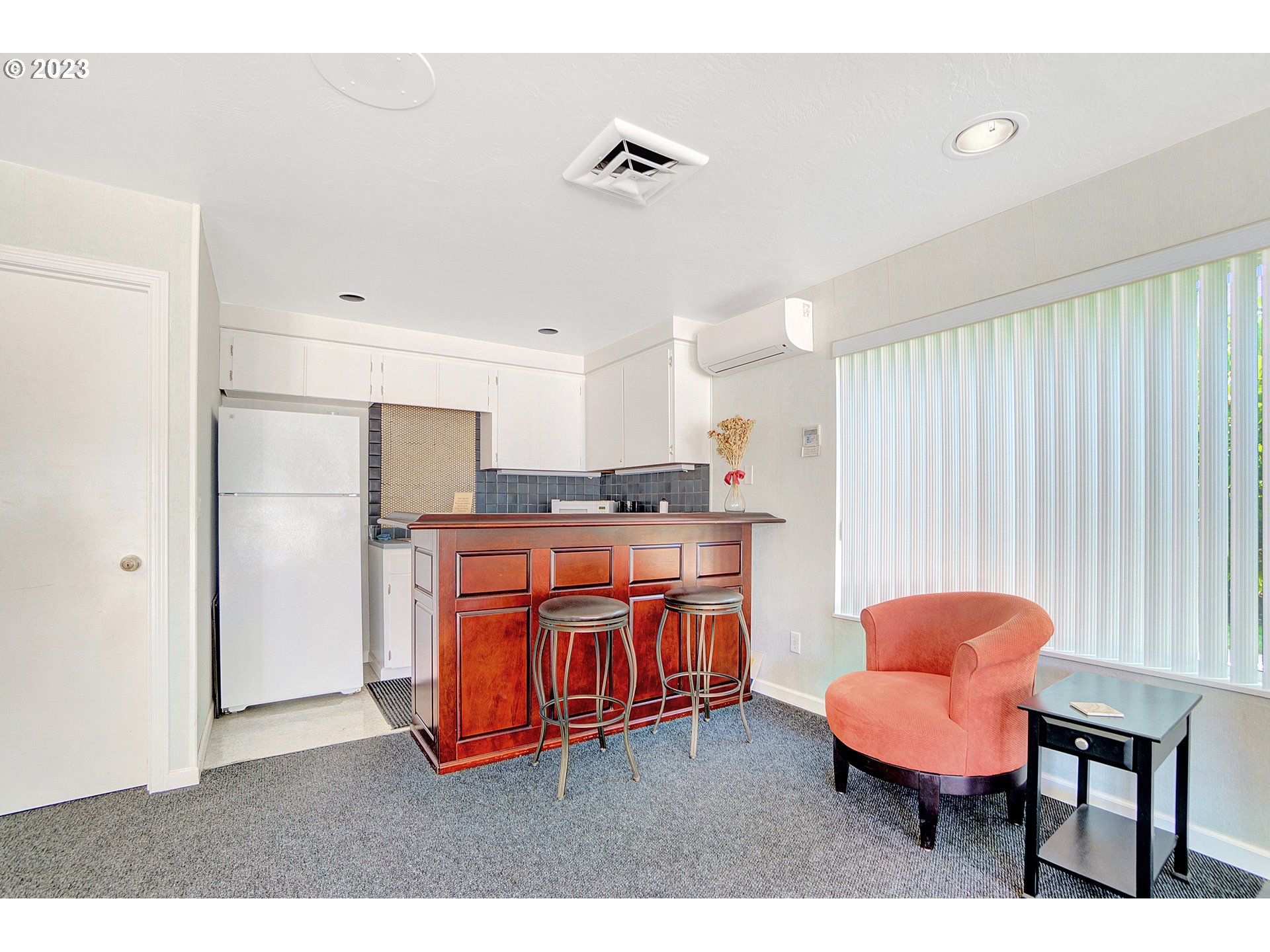 650 Harlow Road, Unit 132 Springfield, OR 97477 - Photo 24 of 36 a living room with stainless steel appliances kitchen island granite countertop furniture and a large window
