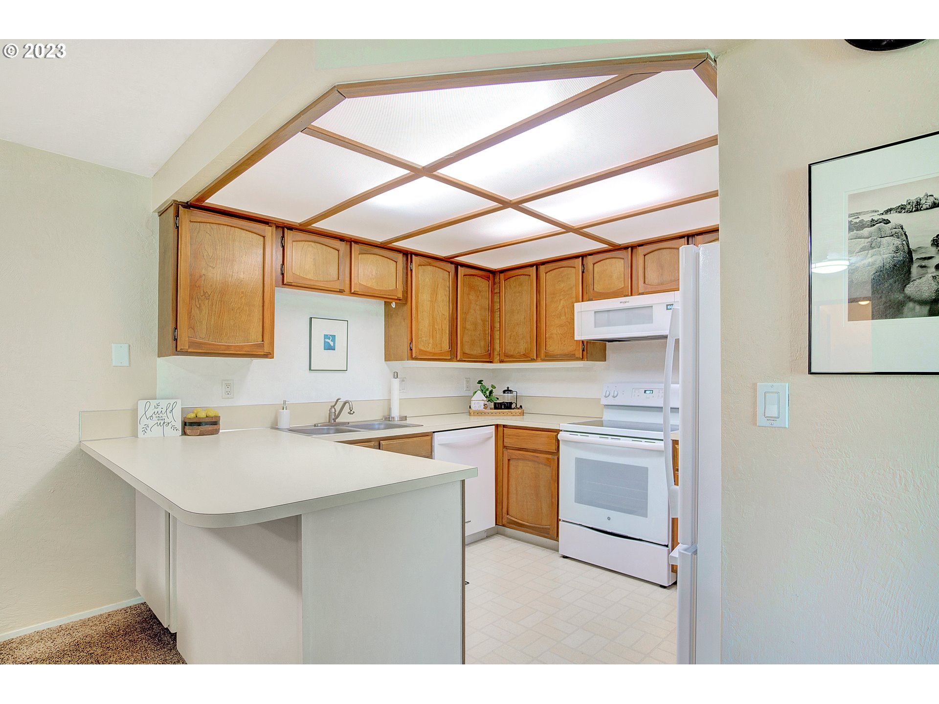 650 Harlow Road, Unit 132 Springfield, OR 97477 - Photo 5 of 36 a kitchen with a sink and cabinets