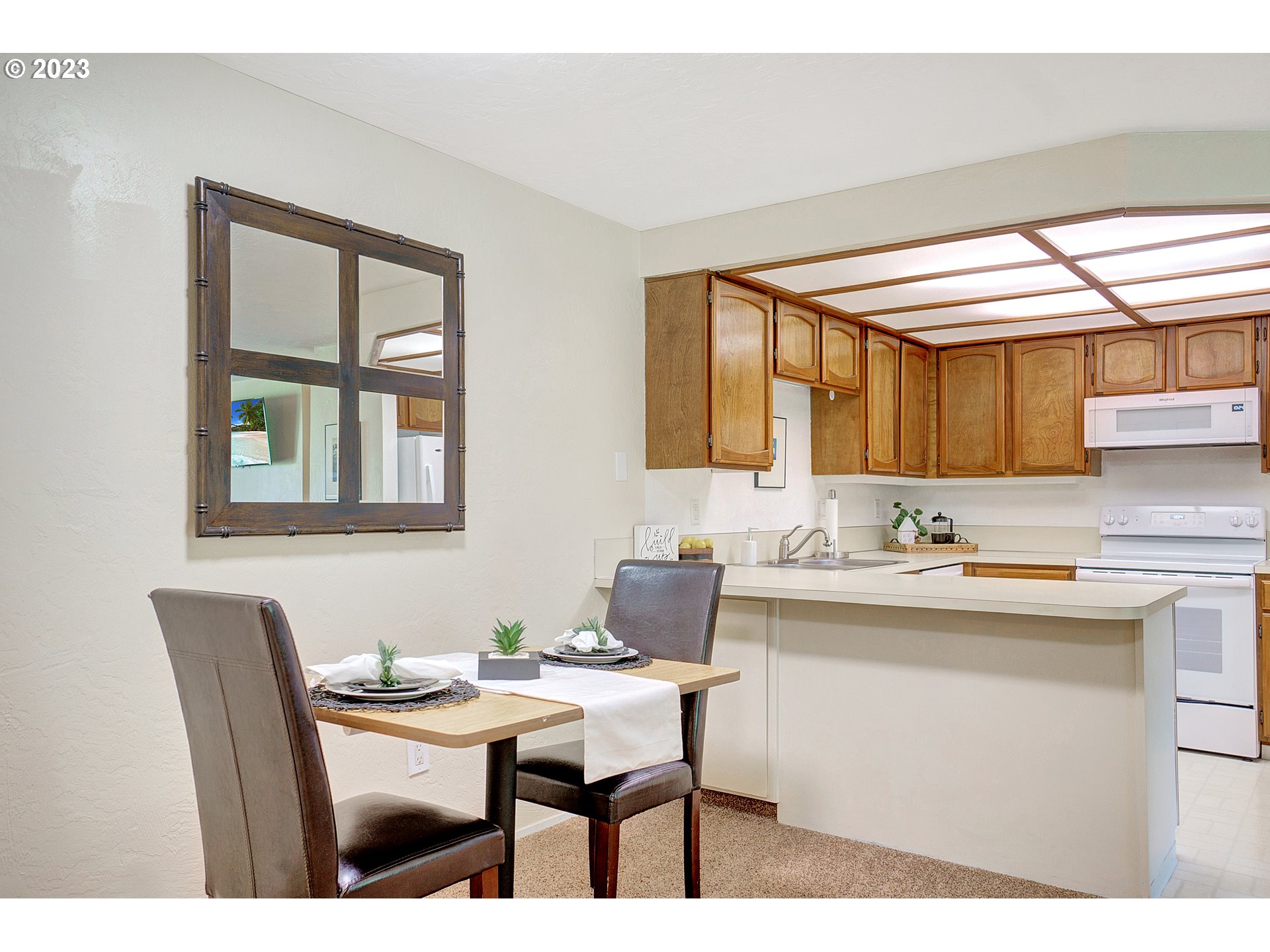 650 Harlow Road, Unit 132 Springfield, OR 97477 - Photo 6 of 36 a kitchen with a table and chairs in it