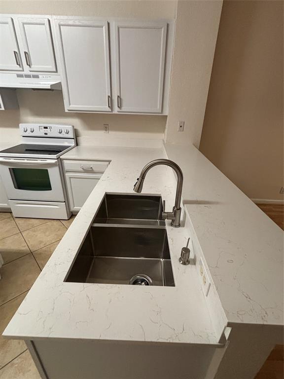 4632 Danson Way Delray Beach, FL 33445 - Photo 5 of 26 a kitchen with a sink and a stove top oven