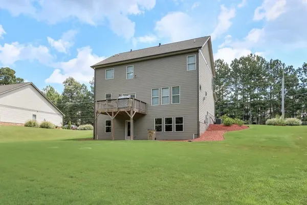 a view of a house with backyard and garden