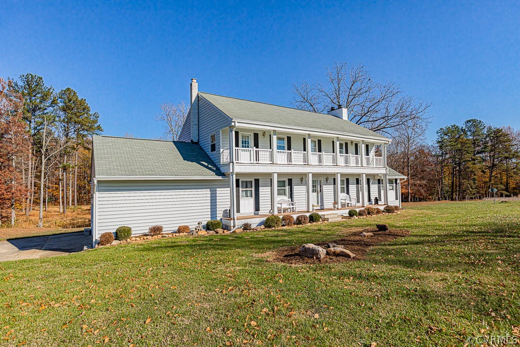 18162 Teman Road Beaverdam, VA 23015 - Photo 4 of 47 a front view of a house with a garden