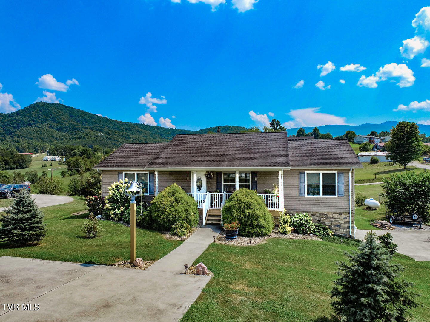 1109 Caleb Lane Newport, TN 37821 - Photo 2 of 40 2ps