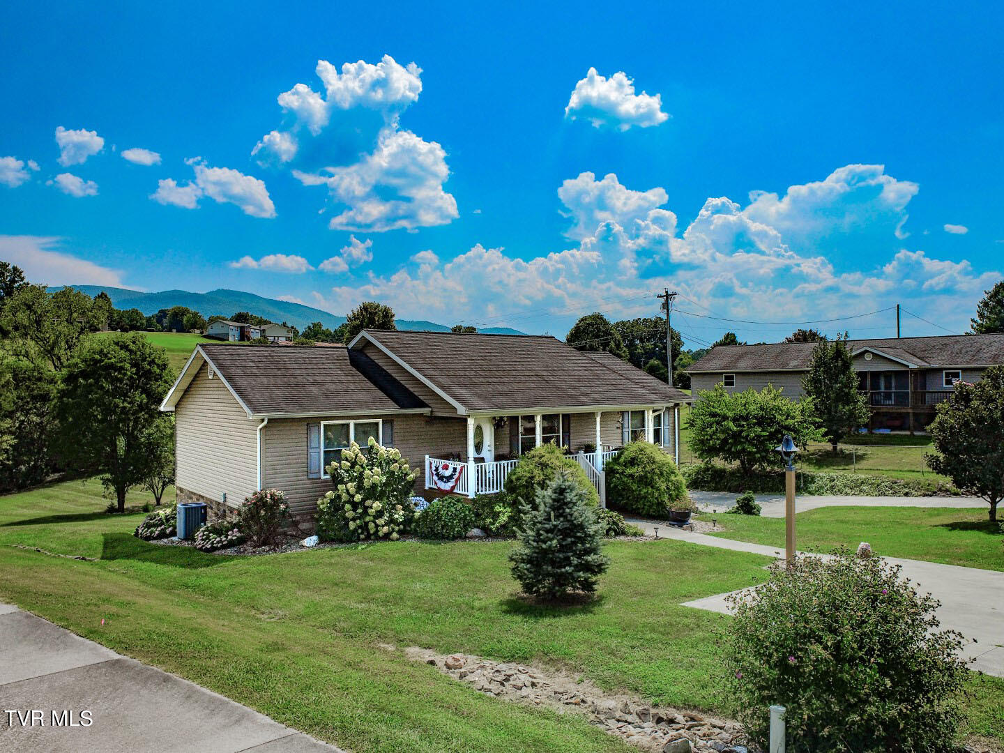 1109 Caleb Lane Newport, TN 37821 - Photo 4 of 40 5.4ps