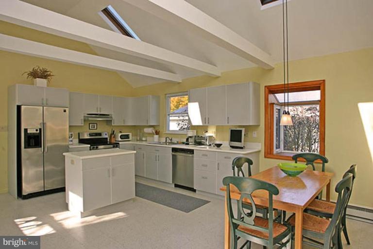 8105 Ventnor Road Pasadena, MD 21122 - Photo 9 of 26 Kitchen