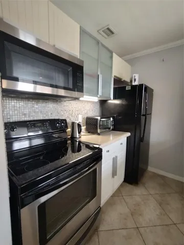 $2,000 | 3030 Northeast 5th Terrace, Unit 11, Wilton Manors, FL 33334