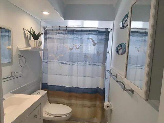 $2,000 | 3030 Northeast 5th Terrace, Unit 11, Wilton Manors, FL 33334