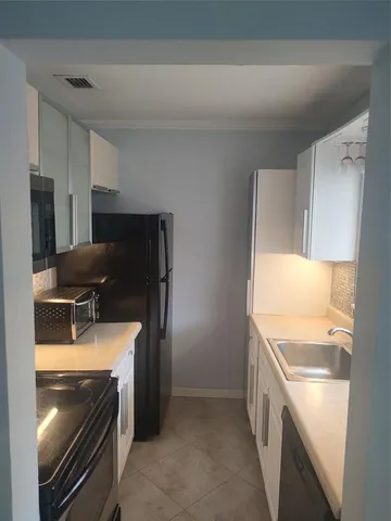 $2,000 | 3030 Northeast 5th Terrace, Unit 11, Wilton Manors, FL 33334