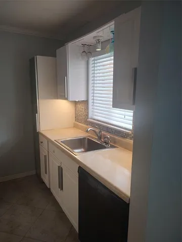 $2,000 | 3030 Northeast 5th Terrace, Unit 11, Wilton Manors, FL 33334