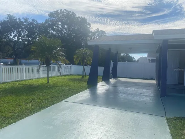 a view of a back yard