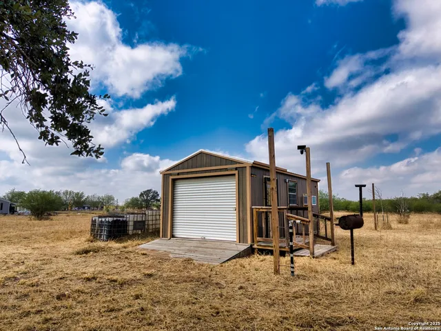 a view of a house with yard