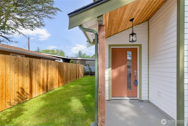 a view of a back yard