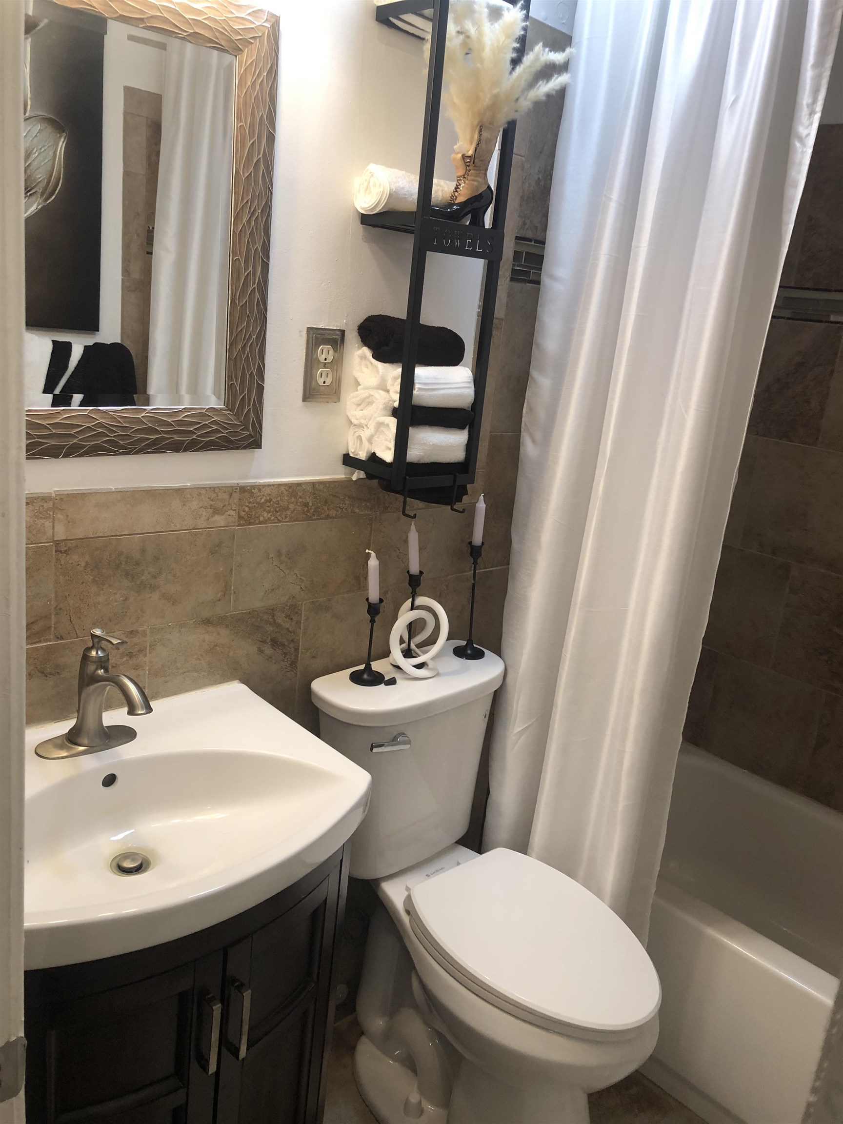 1563 Railton Road Memphis, TN 38111 - Photo 9 of 17 Full bath featuring vanity, shower / bath combo, and tile walls