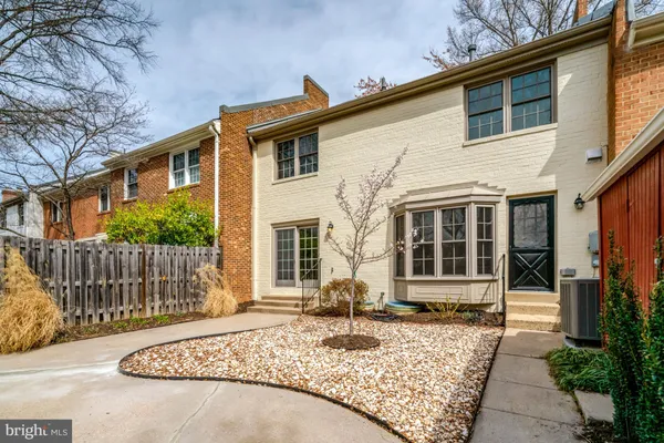 $715,500 | 8523 Lakinhurst Lane, Springfield, VA 22152