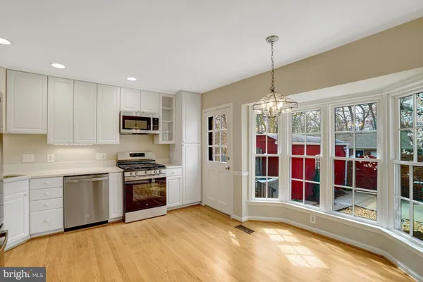 $715,500 | 8523 Lakinhurst Lane, Springfield, VA 22152