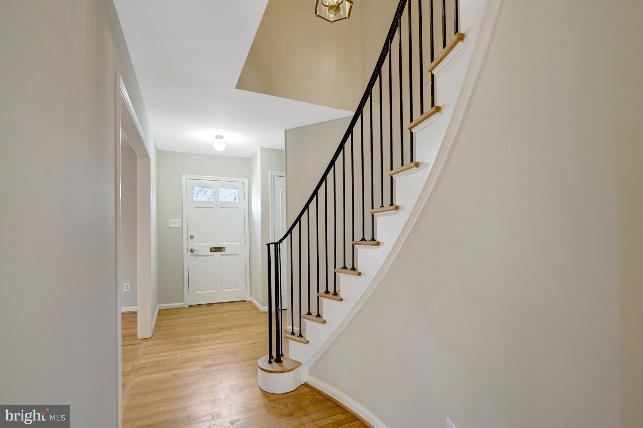 8523 Lakinhurst Lane Springfield, VA 22152 - Photo 3 of 76 Center hall entry