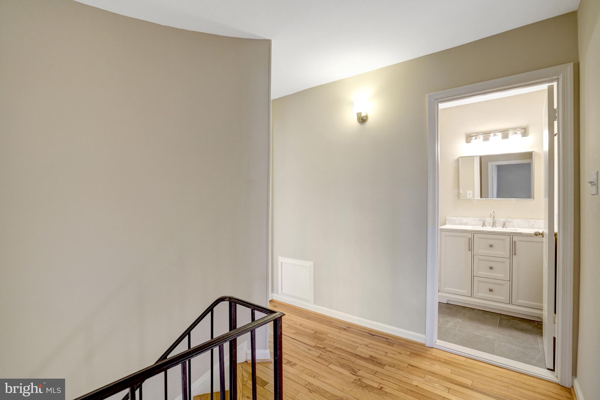 8523 Lakinhurst Lane Springfield, VA 22152 - Photo 35 of 76 Upper level landing