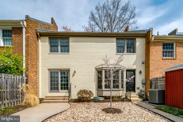 $715,500 | 8523 Lakinhurst Lane, Springfield, VA 22152