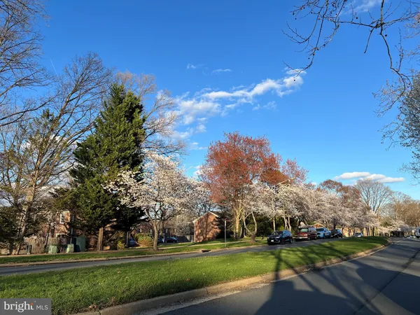 $715,500 | 8523 Lakinhurst Lane, Springfield, VA 22152