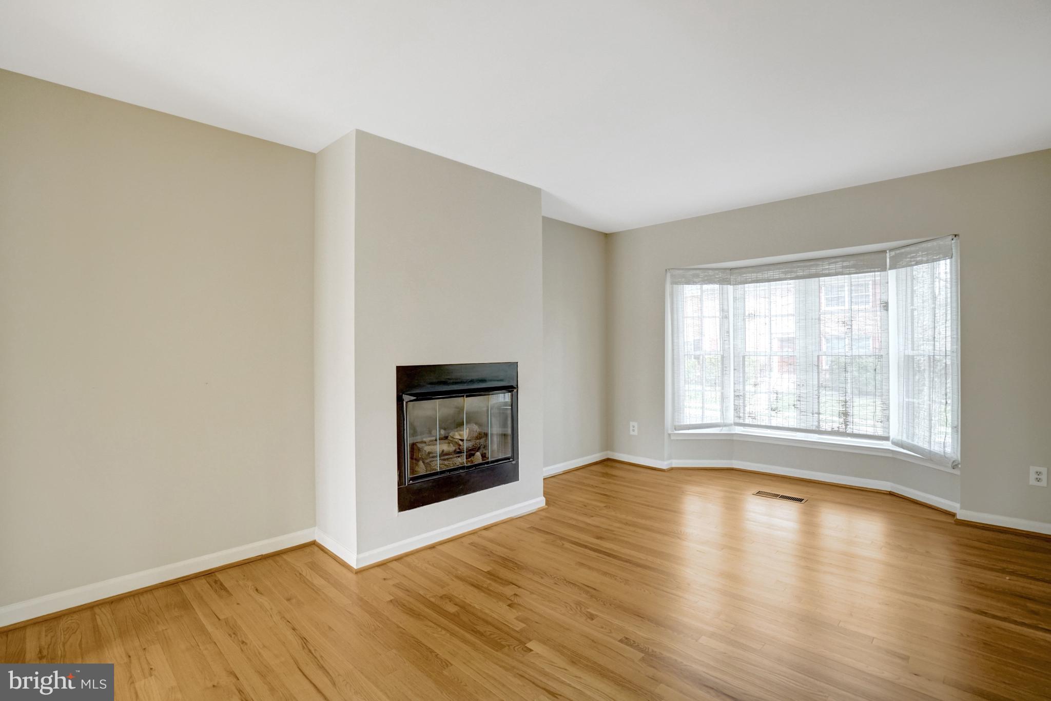 8523 Lakinhurst Lane Springfield, VA 22152 - Photo 8 of 76 Living room