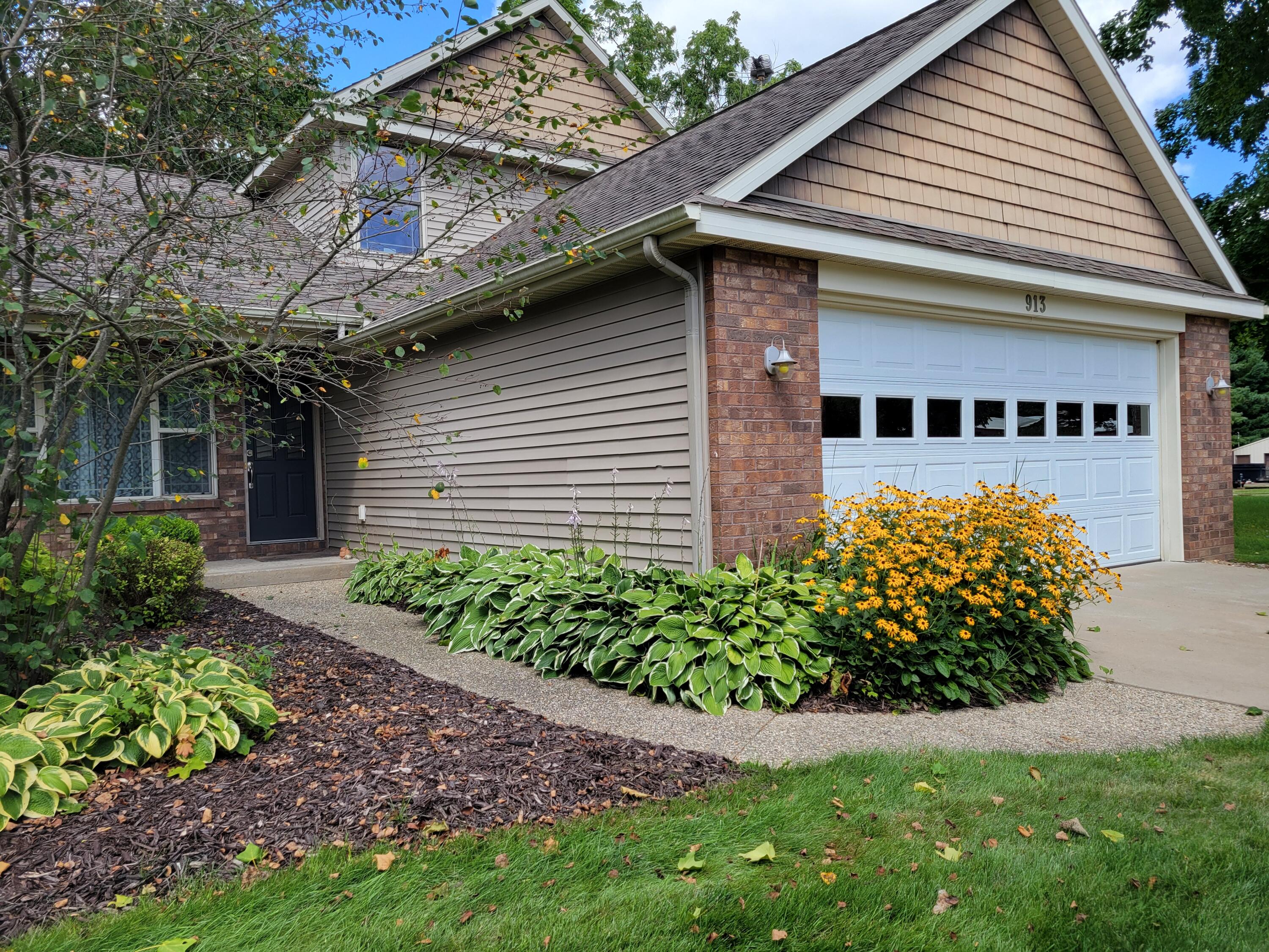 913 Clark Street Lowell, MI 49331 - Photo 2 of 18 FRONT