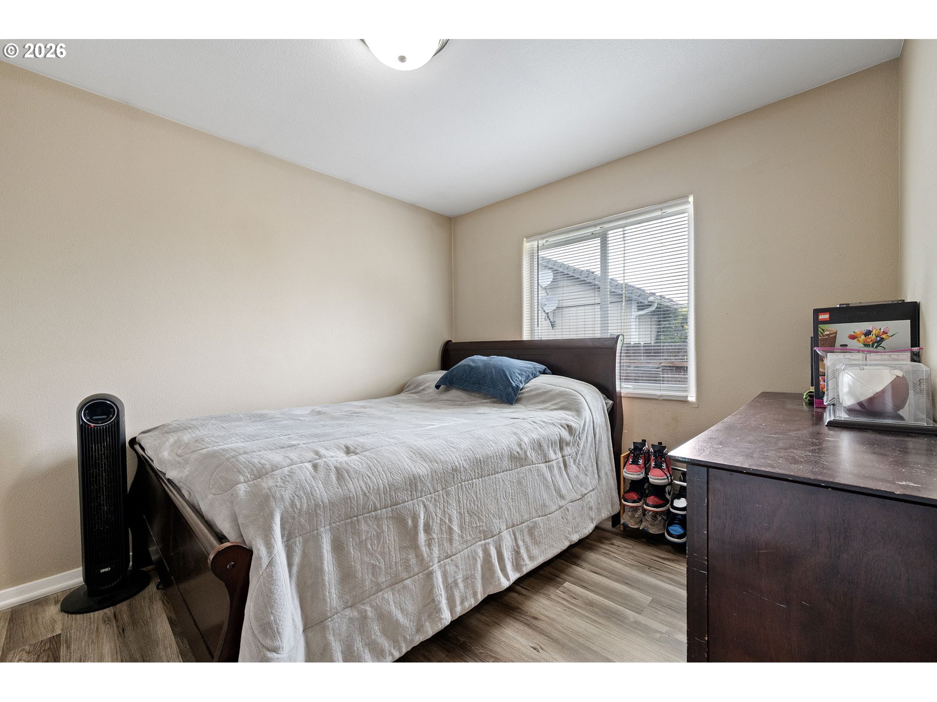 1055 Ash Grove Loop Creswell, OR 97426 - Photo 20 of 33 a bedroom with a bed and a window