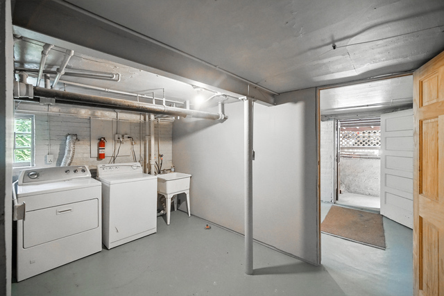 1007 South Austin Boulevard, Unit 1 Chicago, IL 60644 - Photo 14 of 15 a utility room with dryer and washer