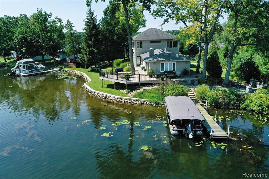 552 Deerpointe Leonard, MI 48367 - Photo 2 of 54 Gallery Image 2