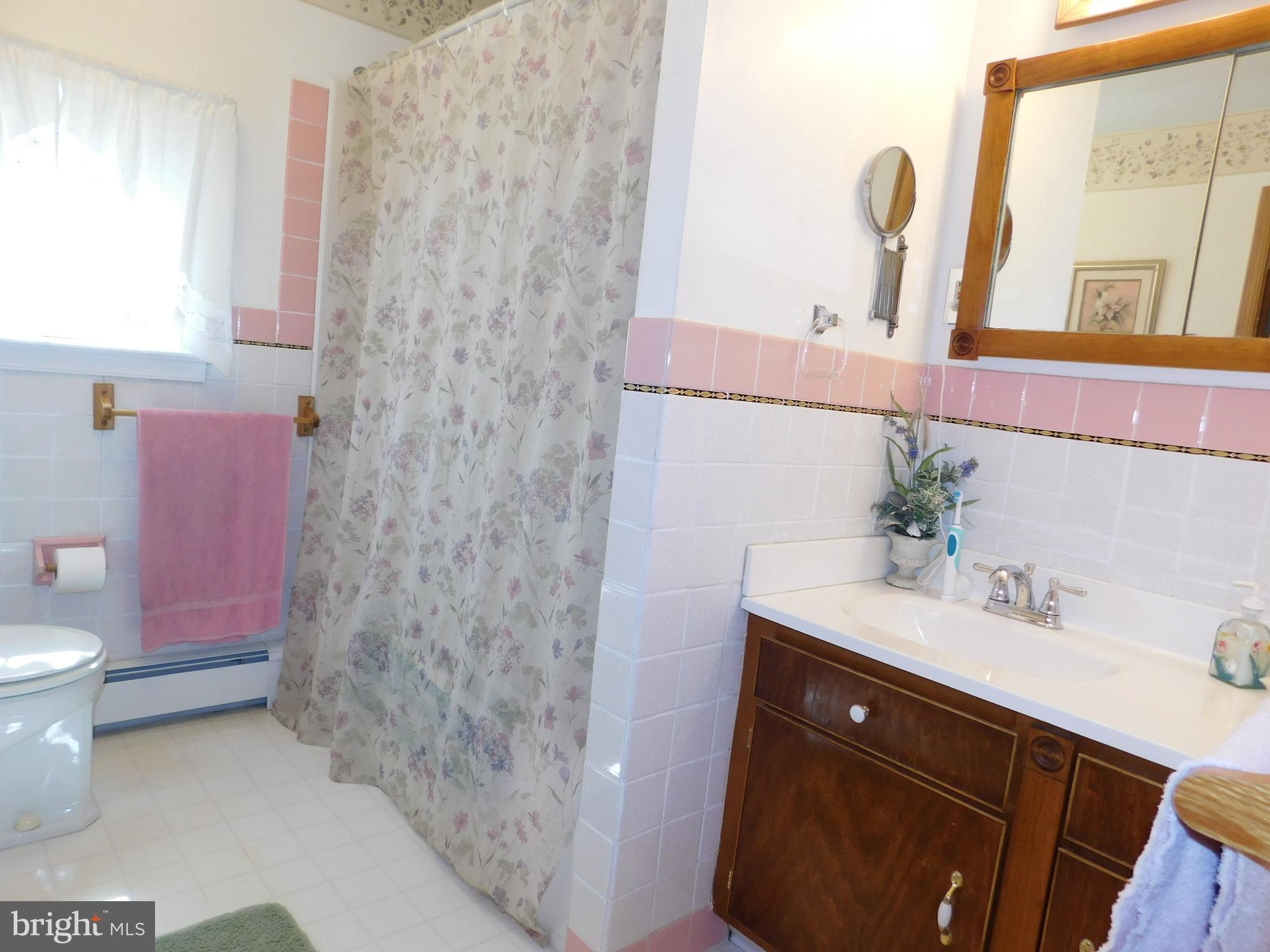 35 Stoopville Road Newtown, PA 18940 - Photo 22 of 78 Main Level Bathroom with tub/shower