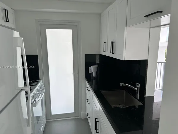 $2,950 | 360 Meridian Avenue, Unit 3E, Miami Beach, FL 33139