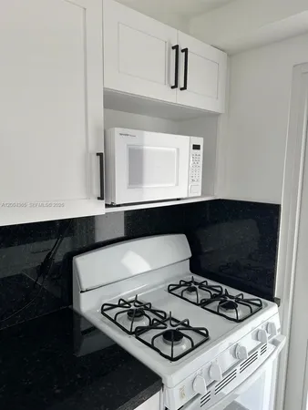 $2,950 | 360 Meridian Avenue, Unit 3E, Miami Beach, FL 33139