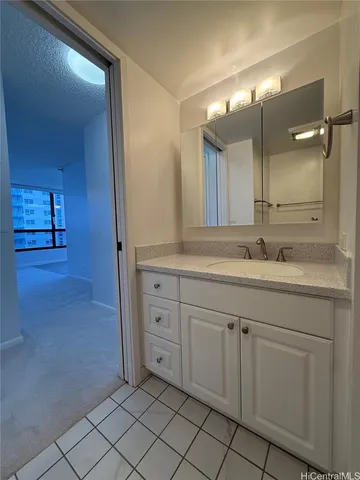$3,200 | 876 Curtis Street, Unit 2705, Honolulu, HI 96813