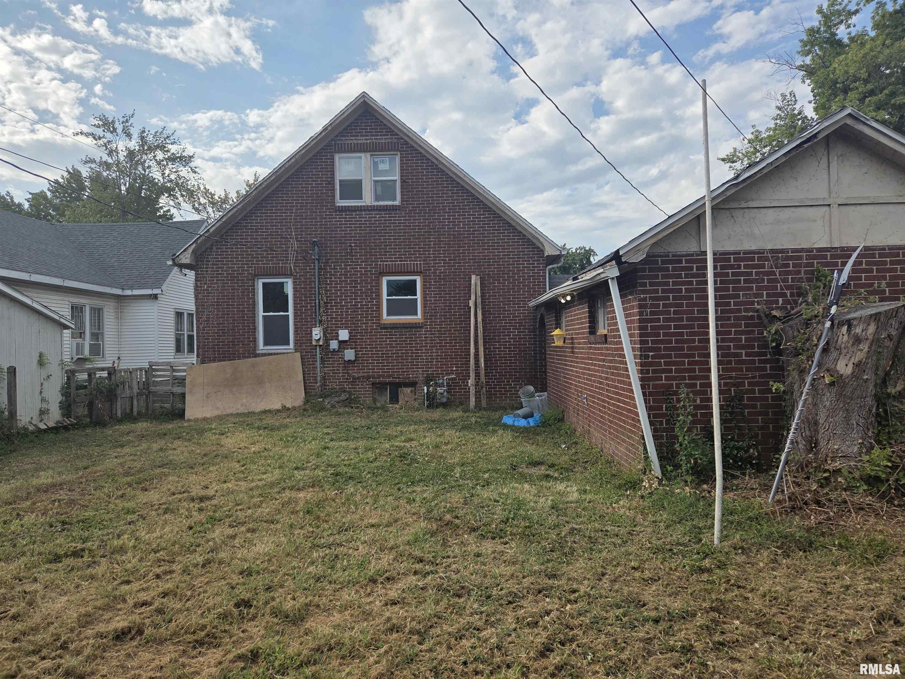 633 Oak Street Carmi, IL 62821 - Photo 3 of 11