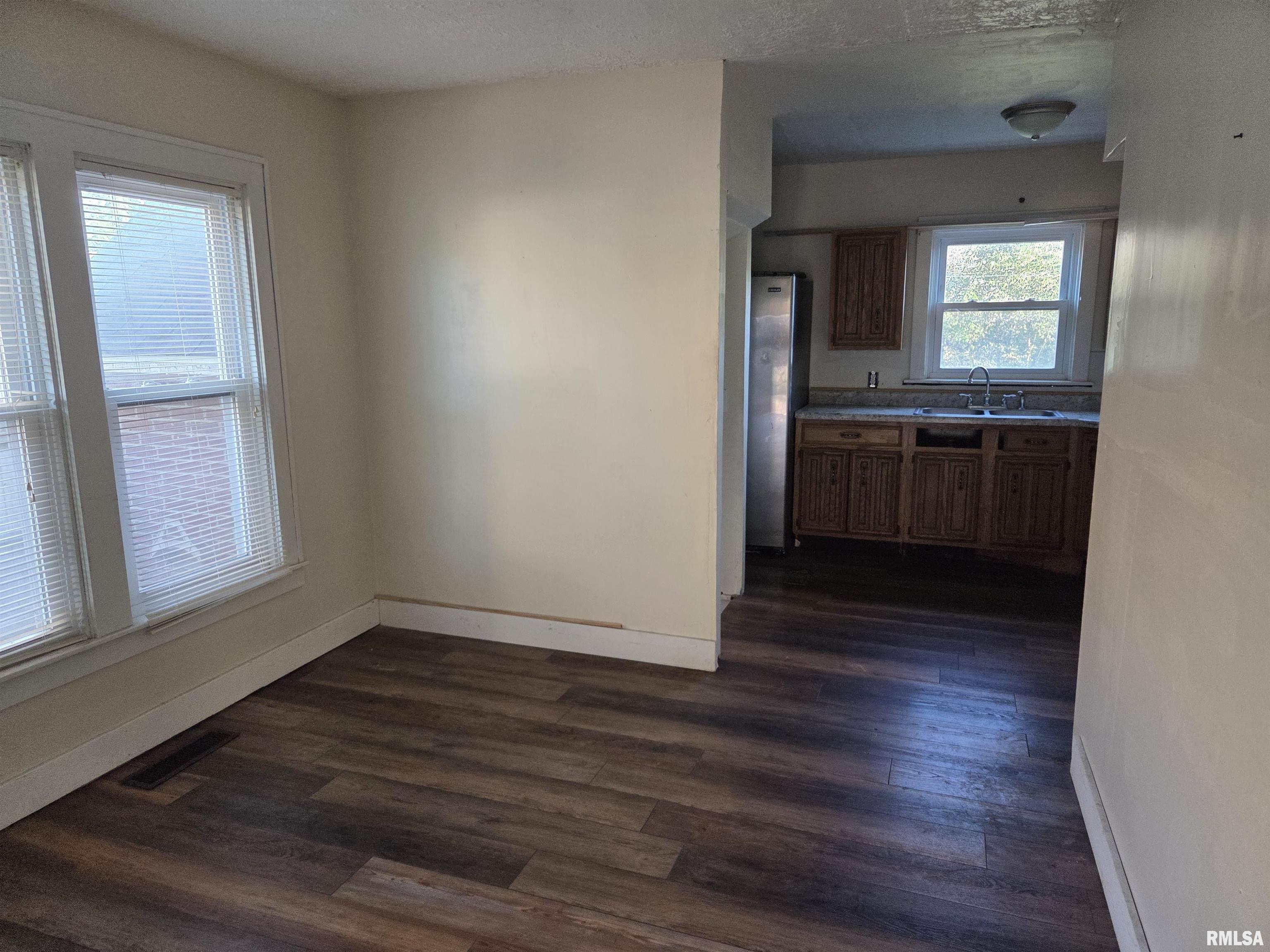 633 Oak Street Carmi, IL 62821 - Photo 6 of 11