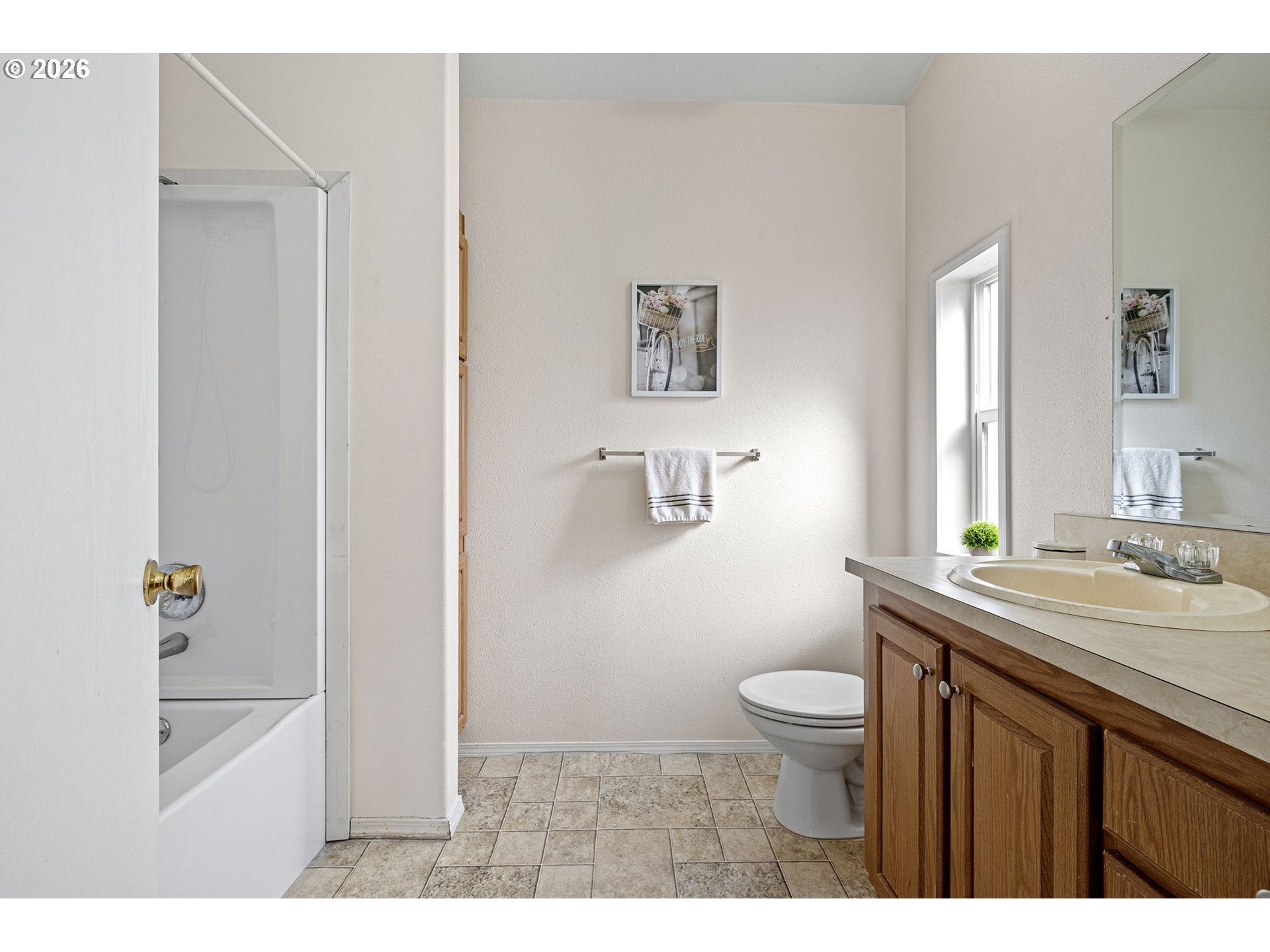 1699 North Terry Street, Unit 320 Eugene, OR 97402 - Photo 18 of 36 a bathroom with a sink a toilet and a tub