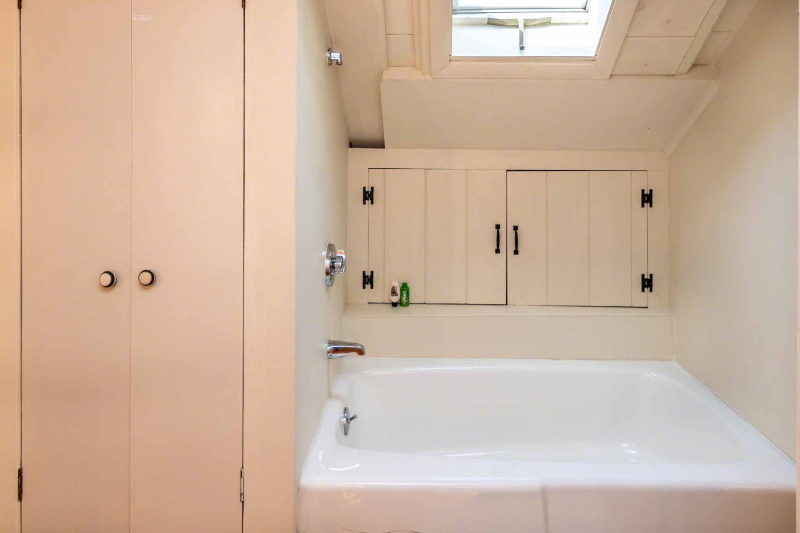 10 Peases Point Way North Edgartown, MA 02539 - Photo 32 of 45 a bathroom with a bathtub