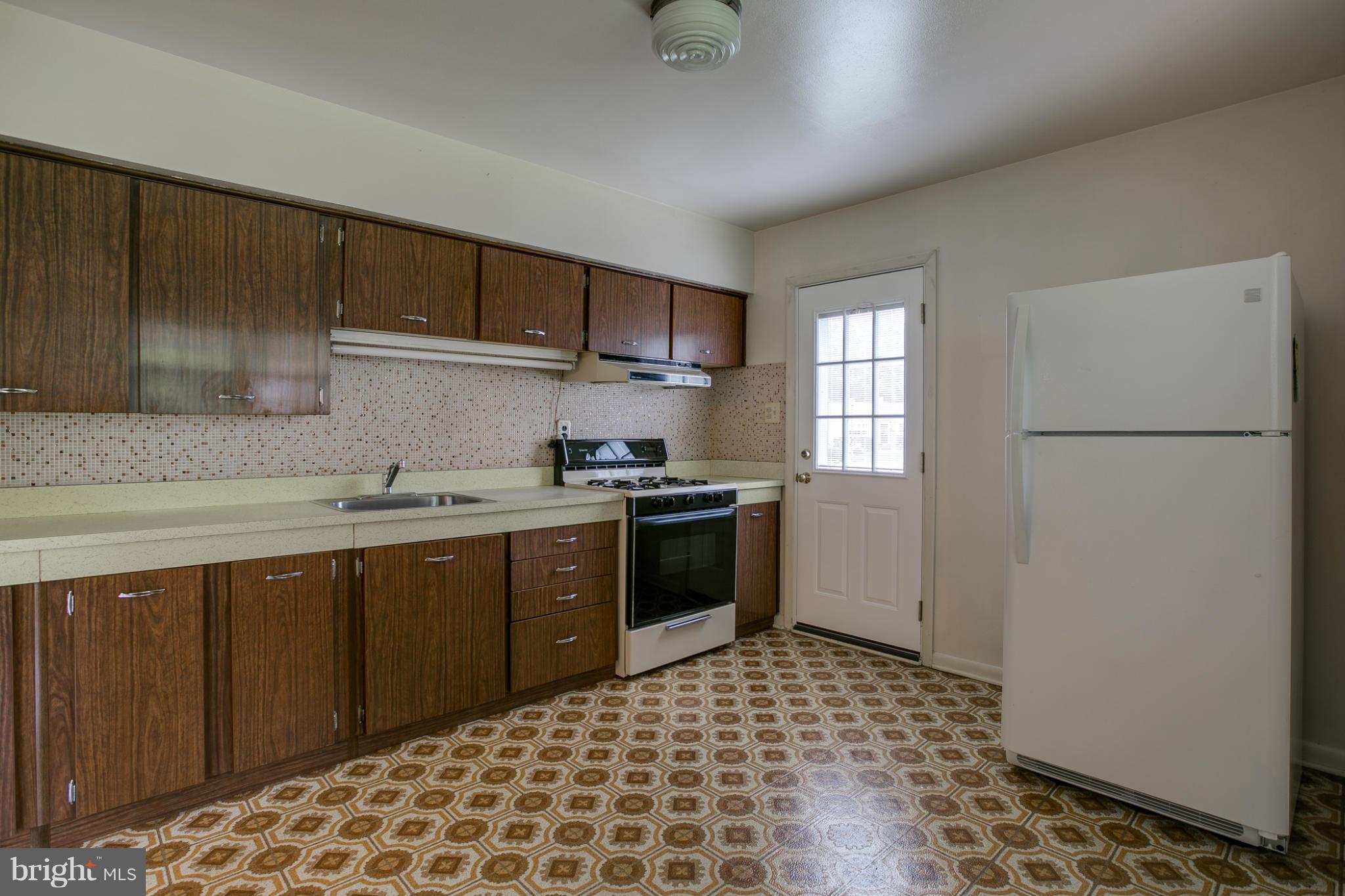 6008 Chesworth Road Baltimore, MD 21228 - Photo 13 of 25 Kitchen