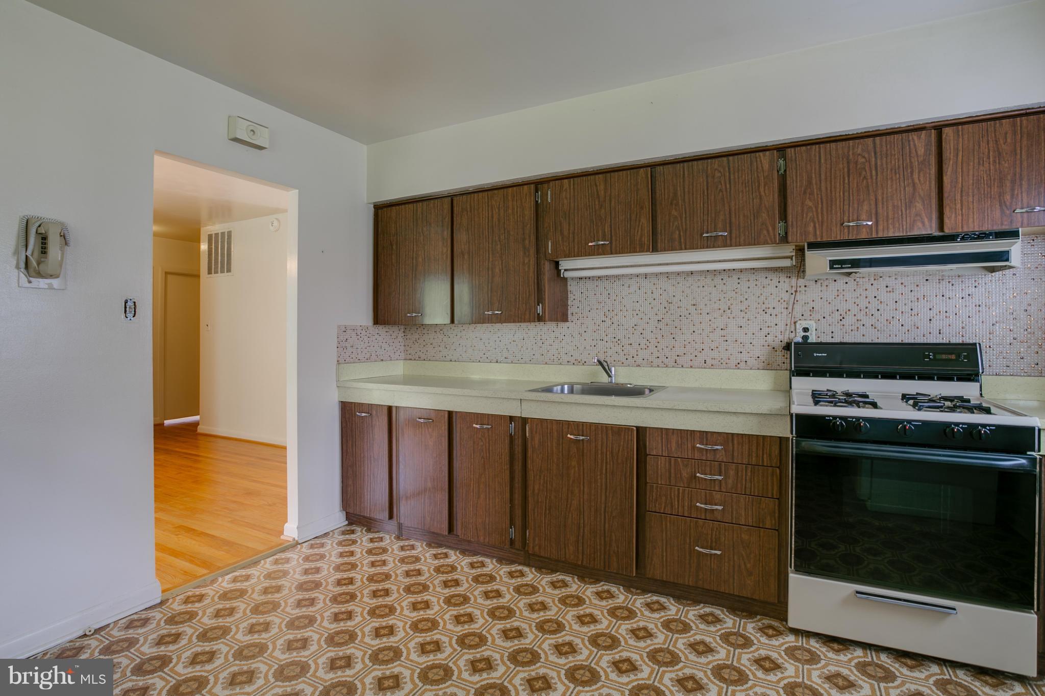 6008 Chesworth Road Baltimore, MD 21228 - Photo 14 of 25 Kitchen