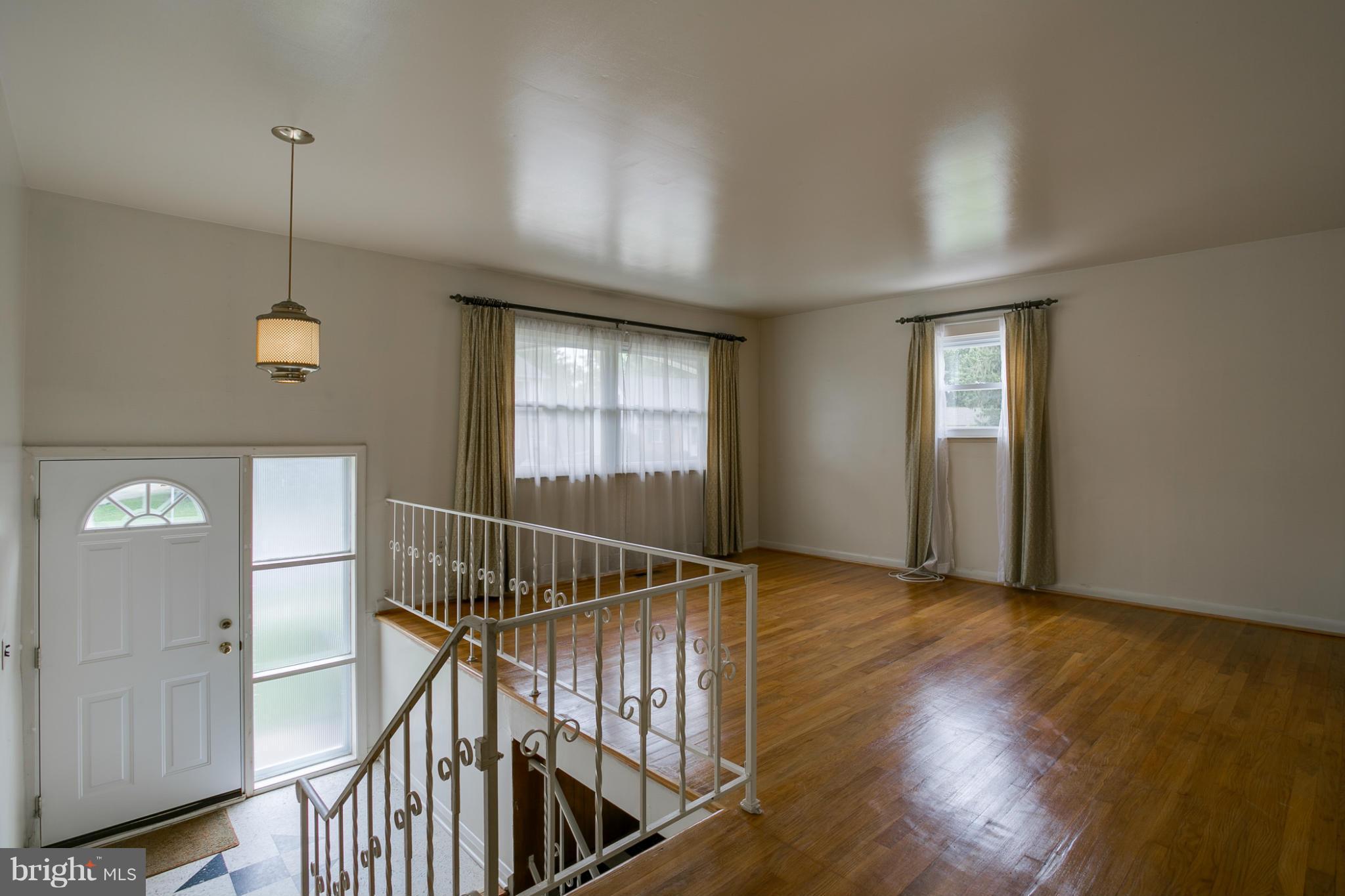 6008 Chesworth Road Baltimore, MD 21228 - Photo 4 of 25 Living Room