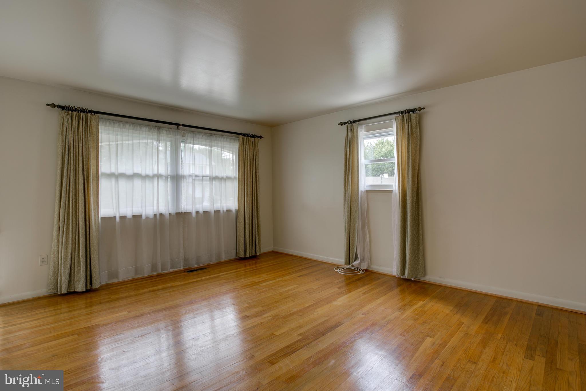 6008 Chesworth Road Baltimore, MD 21228 - Photo 5 of 25 Living Room
